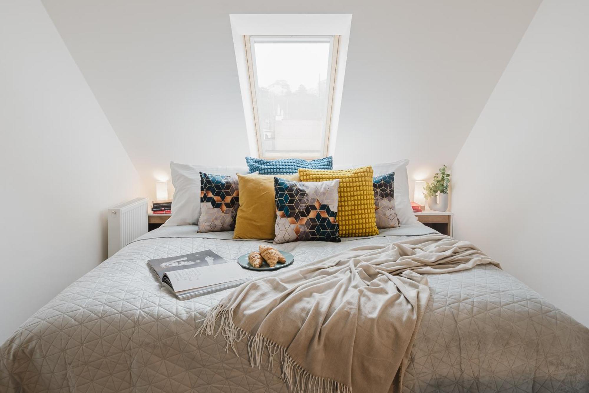 Days - Attic 1bdr - Workspace - Garage - Smichov Appartamento Praga