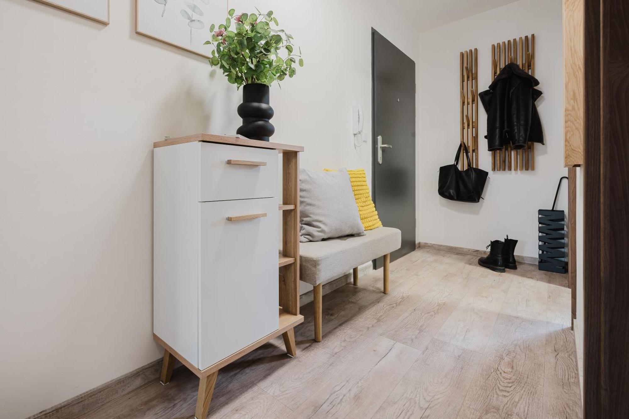 Days - Attic 1bdr - Workspace - Garage - Smichov