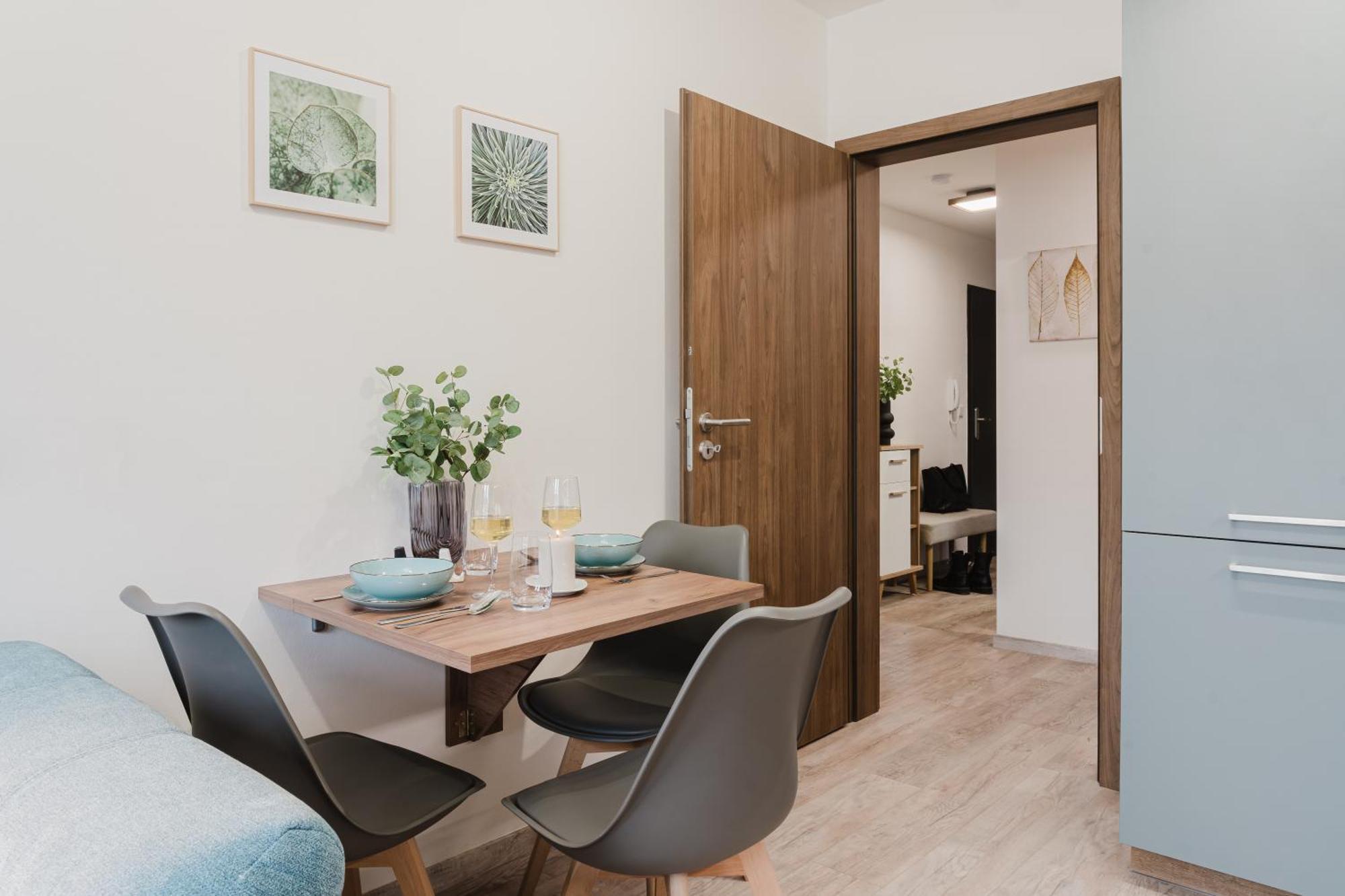 Days - Attic 1bdr - Workspace - Garage - Smichov Appartamento Praga