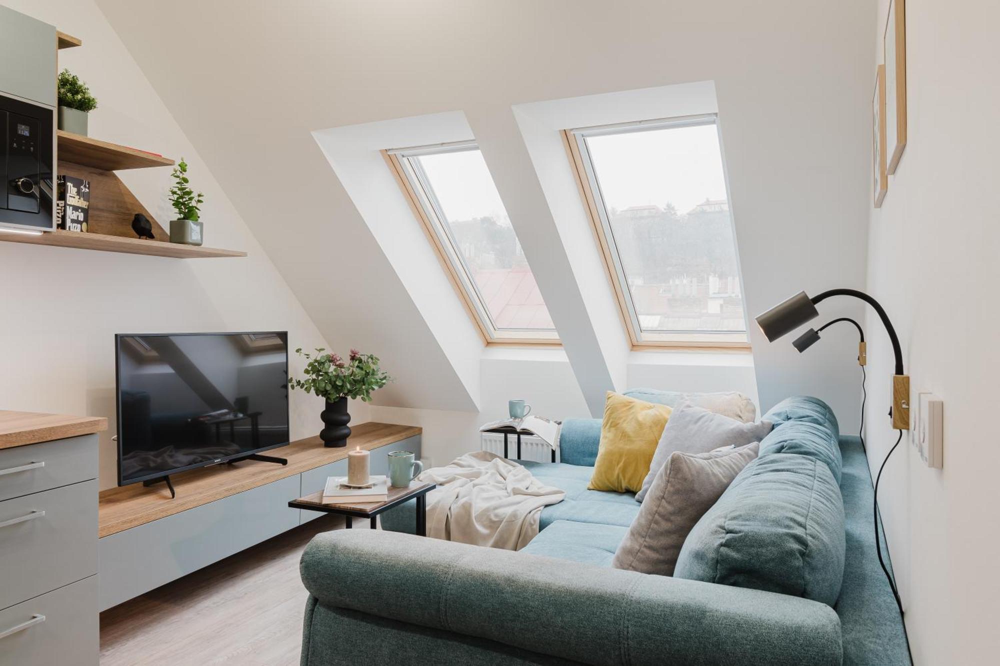 Days - Attic 1bdr - Workspace - Garage - Smichov * Praga