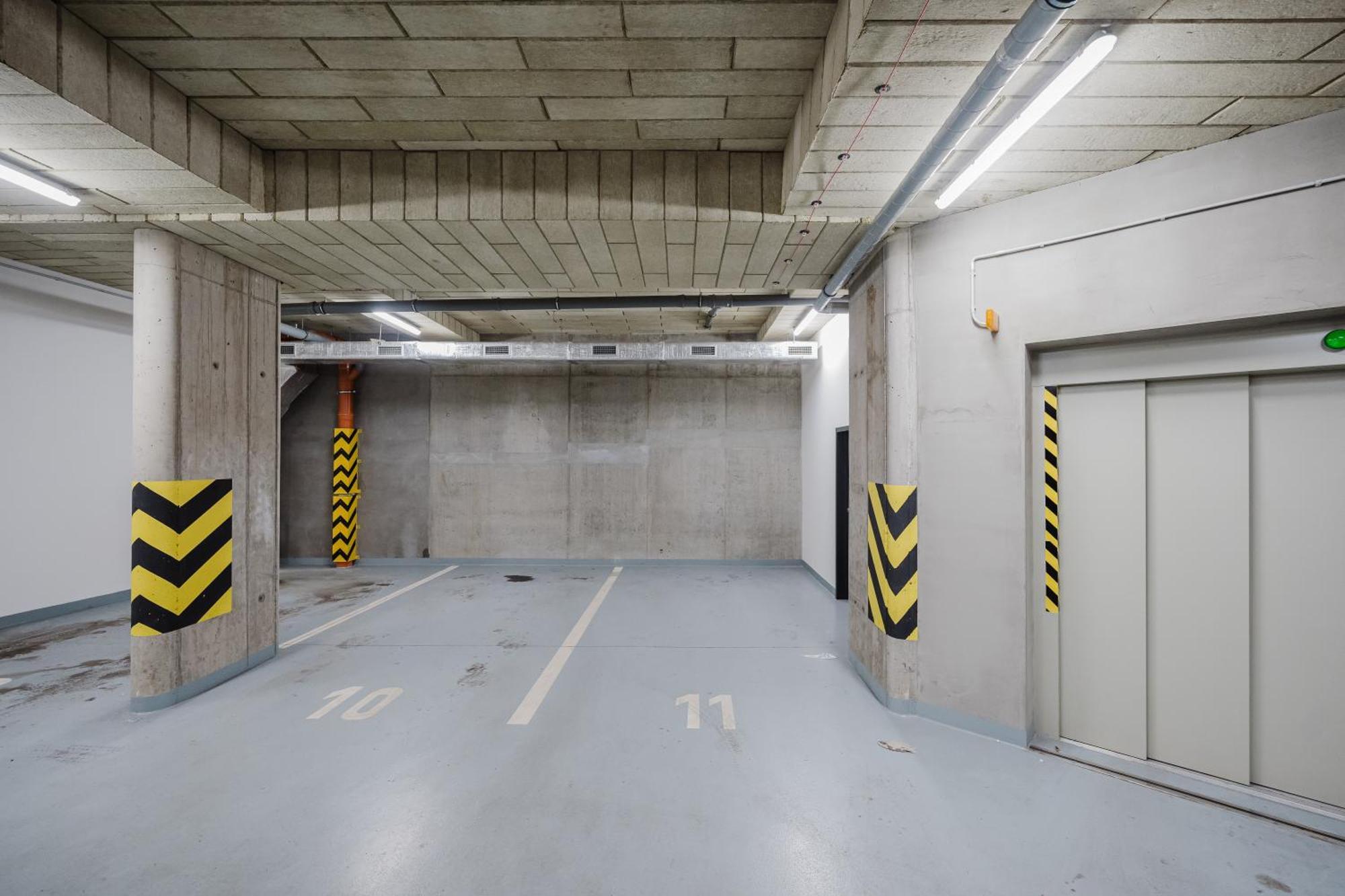 Days - Attic 1bdr - Workspace - Garage - Smichov Praga